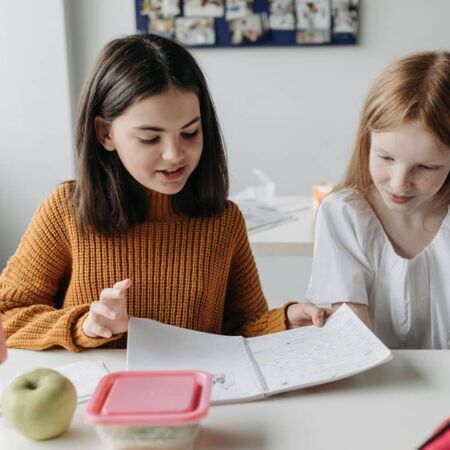 Zwei Mädchen im Grundschulalter beim gemeinsamen Lernen