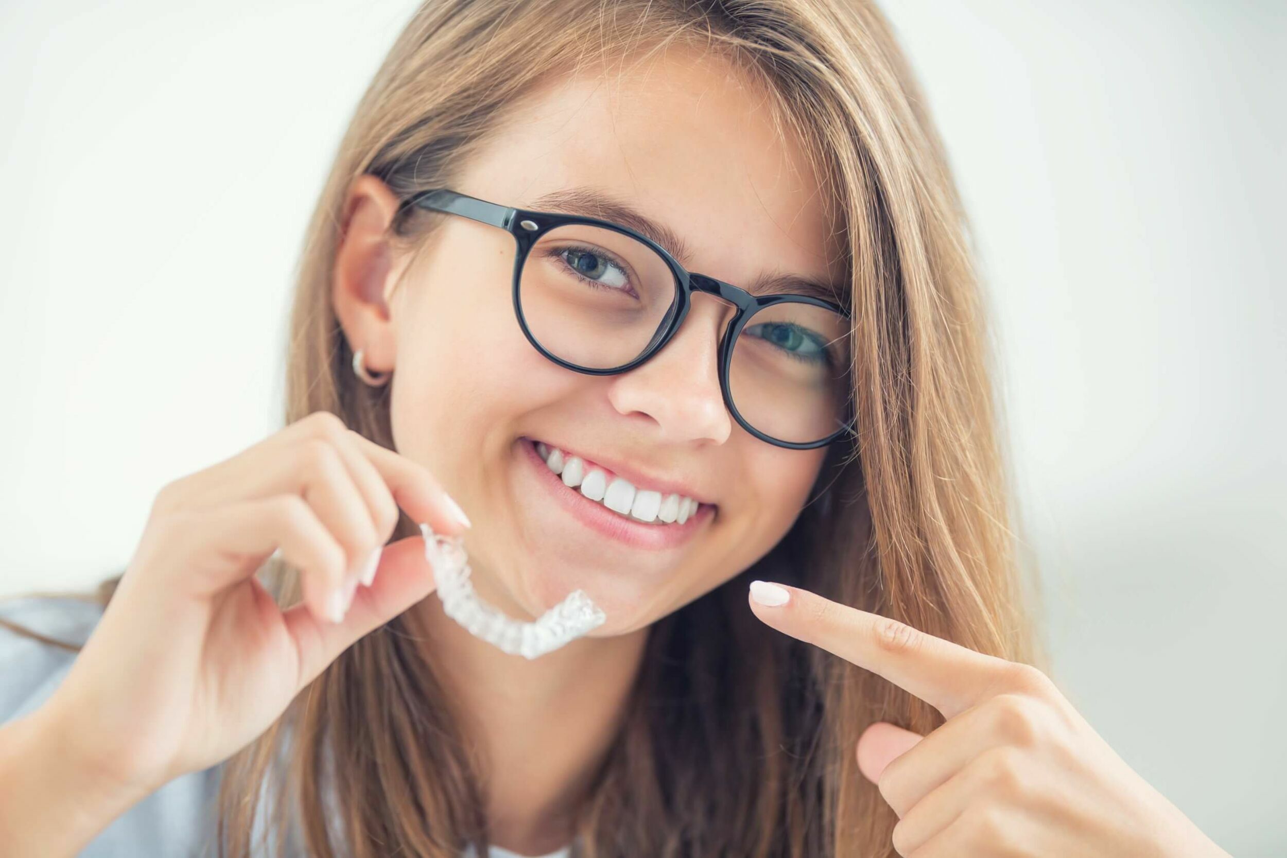 Unsichtbare Zahnschiene beispielsweise Invisalign aus der Kieferorthopädie MVZ Zahnärzte und Kinderzahnärzte Riedberg