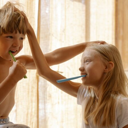 Kinde bei der Zahnpflege